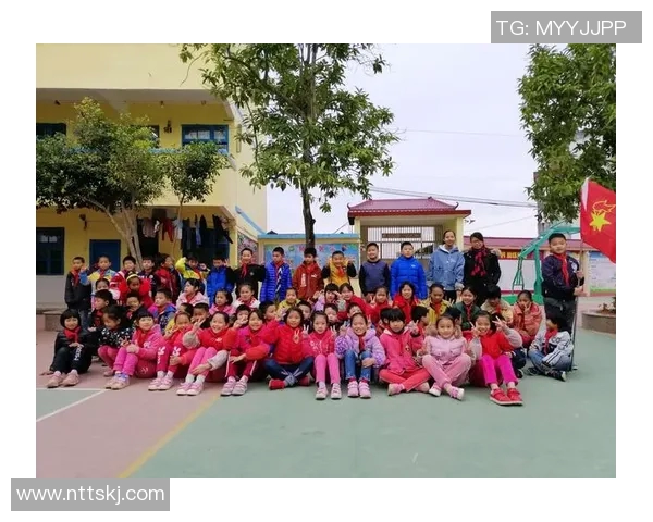 魅力四射的美女足球宝贝展现青春活力与运动激情的完美结合